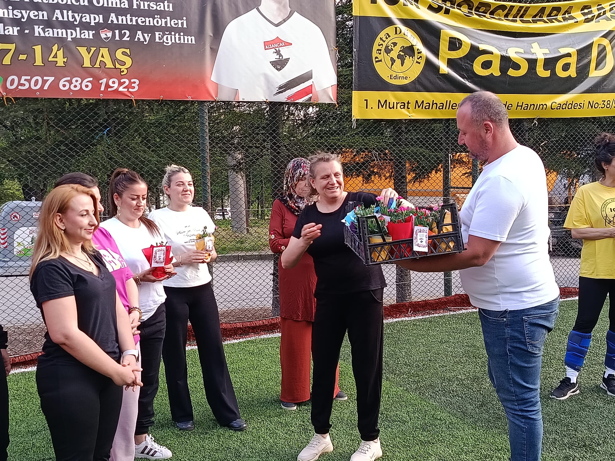Edirne’de Anneler Günü dolayısıyla hem eğlendiren hem de duygulandıran bir etkinlik düzenlendi. Alsancakspor Futbol Okulu, her zaman çocuklarını desteklemek için saha kenarında bekleyen anneleri bu kez yeşil sahaya davet etti.